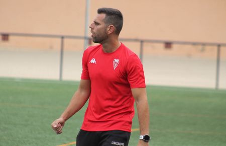 Álex Velázquez, técnico del infantil A del San Fernando CD, durante el partido del pasado sábado ante el Siempre Alegres.