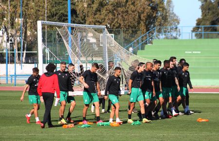 Los jugadores del San Fernando CD trasladan una portería en el entrenamiento del pasado jueves en el campo de la Junta de Deportes. 