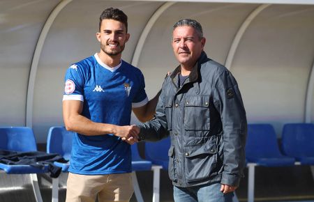 Luis Ruiz estrecha la mano del director deportivo David Vizcaíno tras su presentación en el estadio Bahía Sur. 