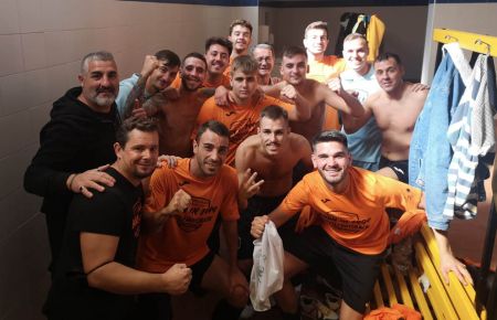Los jugadores y técnicos del Isleño FS celebran el triunfo logrado en Jerez. 