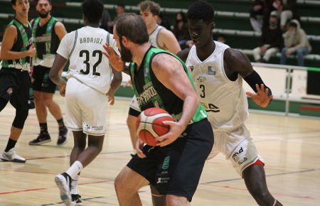 Arsenio Cordero es defendido por el pívot del Badajoz, Mbaye. 