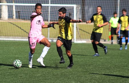 Adri e Ibrahima pelean por un balón en el duelo en Sacramento.