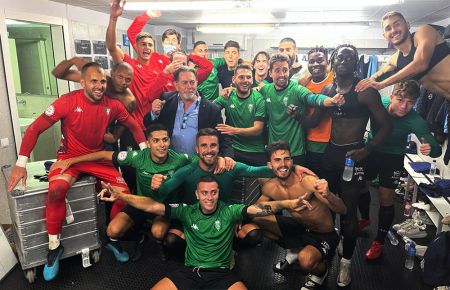 Los jugadores del San Fernando CD y el delegado Lele celebran el gran triunfo en el vestuario de la Nova Creu Alta.