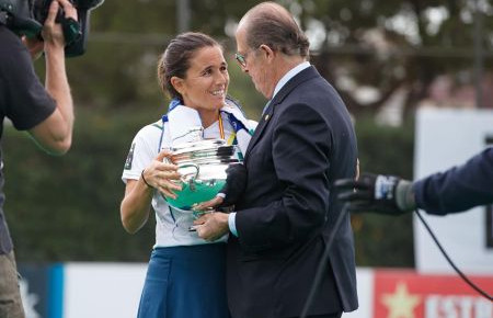 Rocío Gutiérrez recibe el trofeo de manos del presidente de la Federación Española. 