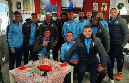 El cuadro técnico y parte de la plantilla del San Fernando CD almorzó en el restaurante 'Los Napolitanos' antes del viaje a Barcelona. 