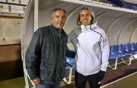 Pedro Benito con el director deportivo del San Fernando CD, David Vizcaíno este martes por la tarde en el estadio Bahía Sur.