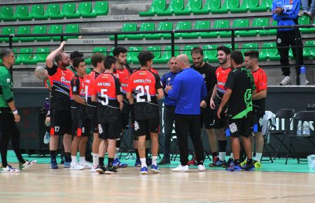 José Navarro da instrucciones en un tiempo muerto. 