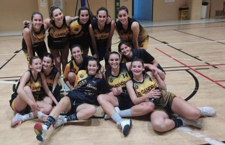 Las jugadoras de la SD Candray celebran el gran triunfo ante el Jerez. 