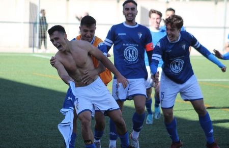 Dani Freire, exultante tras su gol que le dio el triunfo al San Fernando CD 'B' y perseguido por Juanma Escobar, Melero y Pedro Peinado. 