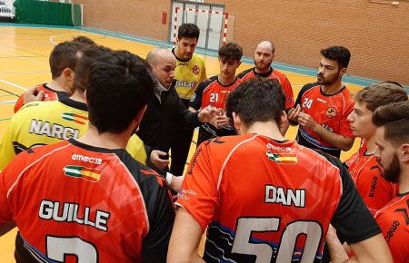 El entrenador del BM San Fernando José Navarro instruye a sus jugadores.