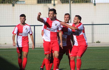 José Carlos celebra el primero de sus dos tantos, un golazo de volea.