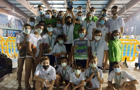 Todos los integrantes del CN San Fernando posaron con el trofeo al tercer clasificado. 