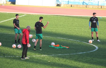 El técnico del San Fernando CD Nacho Castro, con Bicho, Marc Carbó y Antonio Caballero en un entrenamiento en el estadio Bahía Sur.