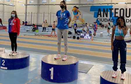 Martina Díaz, en lo más alto del podio en el Campeonato Andaluz en Antequera. 