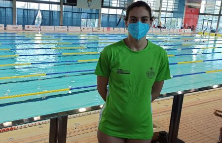 Irene Peinado posa en la piscina del Club Natació Barcelona. 