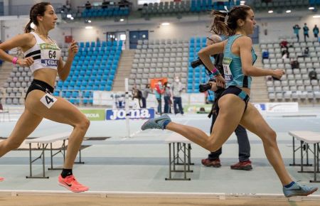 Fátima Ramírez, a la derecha, durante la final de 1500 metros en Antequera. 