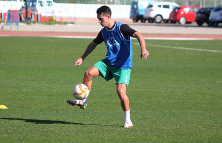 Jaime Santos controla el balón en su primer entrenamiento con el San Fernando CD, que ha sido este miércoles en la Junta de Deportes.