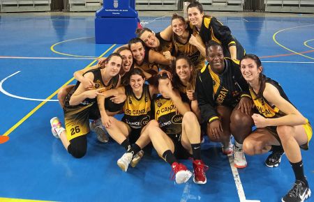 Las jugadoras de la SD Candray celebran el importante triunfo en Jerez.