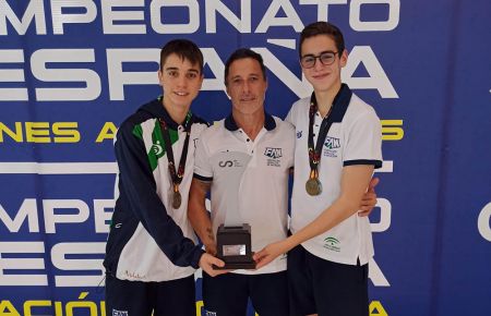 Joaquín Pavón y David Rodríguez, con el entrenador isleño Pachi Arce. 