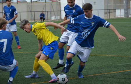 El filial del San Fernando CD cayó goleado ante el líder Balón. 