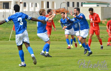 Jesús Gutiérrez, a la derecha, celebra el primero de sus goles en El Puerto.