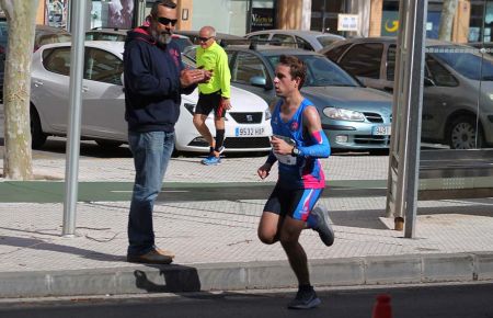 El atleta isleño Luis Figueroa García-Cubillana, durante el recorrido por las calles de San Fernando en 2019 y donde fue el vencedor. 