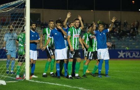 Martí Crespí, Marc Carbó y Biabiany, con varios jugadores del Sanluqueño en el partido de la primera vuelta en el estadio Bahía Sur. 