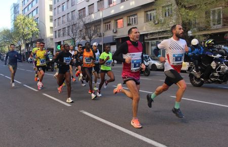 El isleño Jorge Soto (dorsal 26) por las calles de Madrid. Detrás suya, con camiseta verde, aparece la keniana Winfridad Moraa Moseti, que fue la ganadora en feminas.