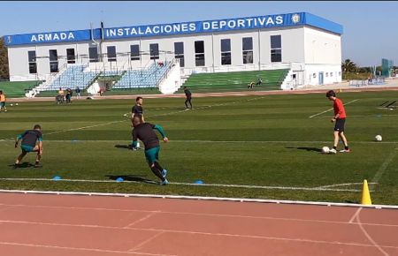 Martí Crespí, Luis Ruiz y Biabiany trabajando con el readaptador Jesús Ruiz este jueves en el campo de la Junta de Deportes.