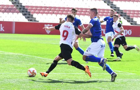 Iván Romero fue un tormento para la zaga isleña y marcó un doblete, como ya hizo en la primera vuelta en el estadio Bahía Sur. 