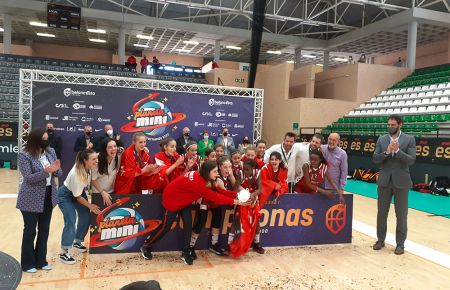La alcaldesa Patricia Cavada y el presidente de la FEB Jorge Garbajosa entregaron la copa de campeón de España a la selección femenina de Madrid. 