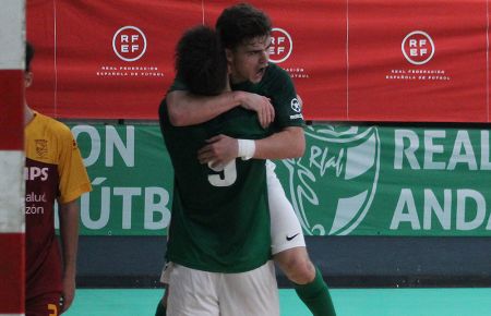 Los béticos Pablo Muñoz y Pablo Cendán celebran el 3-1 de Andalucía sub19 a Murcia en el partido jugado este lunes en el pabellón de Bahía Sur. 