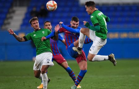 Juan Agüero y Sergio Cortés con el goleador azulgrana Ferrán Jutglá en el partido de la primera vuelta en el estadio Johan Cruyff. 