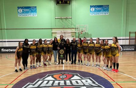 Las jugadoras y el  equipo técnico de la SD Candray, en Huelva. 