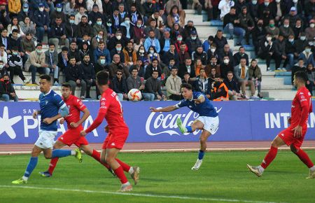 Rodrigo Sanz ante el Alcoyano. Fue su último partido hasta la fecha.