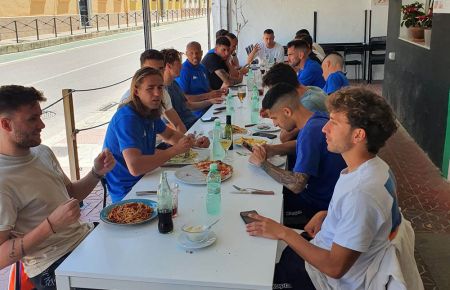 Los jugadores del San Fernando Club Deportivo almorzaron este sábado en el restaurante Los Napolitanos antes de partir de viaje hacia Linares.