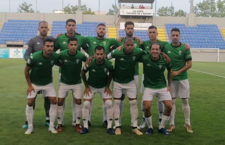 El once inicial del San Fernando CD que fue incapaz de ganar al descendido Costa Brava y que está ahora con el agua al cuello. 