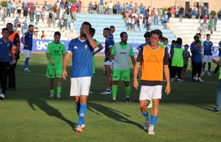 Marc Carbó y Rodrigo Sanz se retiran cariacontecidos tras el ridículo del San Fernando CD con el Atlético Baleares. 