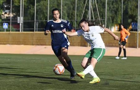 Lucía Atencia despeja un balón en un partido con la selección andaluza sub15.