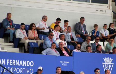 Antonio Rojas junto al presidente del San Fernando CD SAD, Louis Kinziger, en el palco del estadio Bahía Sur. 