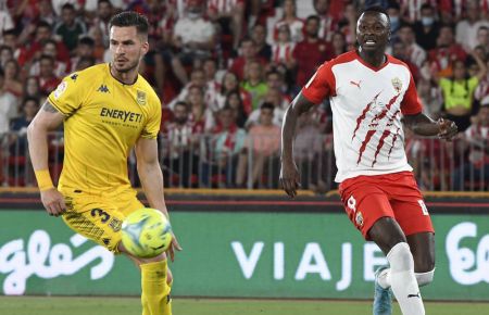 José Carlos, con el Alcorcón y en un partido con la UD Almería. 