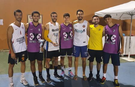 Javi Marín, Jaime López, Alo Marín, Carlos Varela, Pedro Ortega, Jaime García y Miguel Ángel Jaén posaron juntos tras la final senior del torneo 3x3.