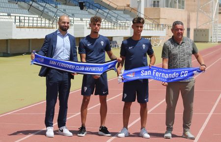 Gabri Martínez e Ilyas Chaira posaron con Louis Kinziger y David Vizcaíno tras la presentación de los dos futbolistas en el estadio.