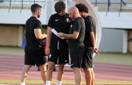 Nacho Castro junto a Narcís Barrera y Jesús Ruiz ante la UD Almería.