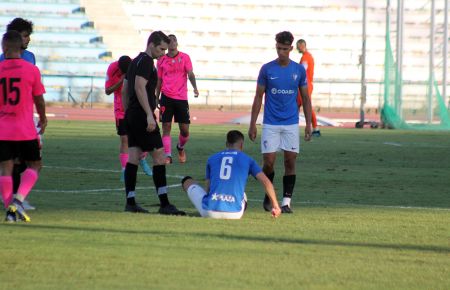 El estado del césped del estadio vuelve a ser motivo de polémica. 