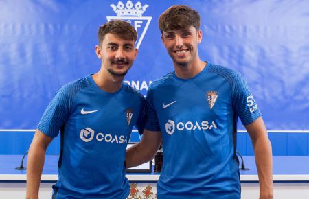 Goyo Medina y Lanchi Cabrera han sido presentados este jueves en la sala de prensa del estadio Bahía Sur. 