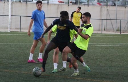 El senegalés Mané, que causó una buena impresión en su debut con el SFCD 'B', es obstaculizado por Antonio Alba en presencia de Diego Doblado, bigoleador en el filial.