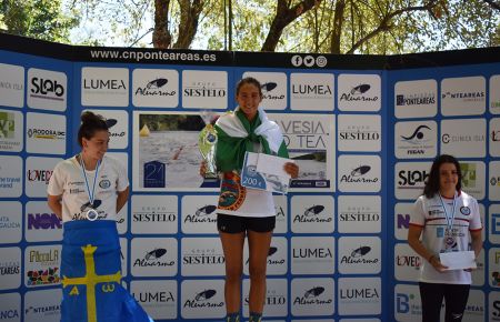 Irene Peinado muestra su alegría en lo más alto del podio en Pontevedra. 