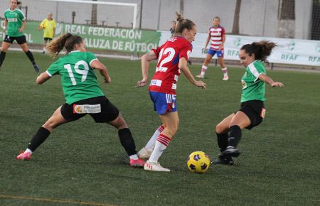 Noe Salas, que hizo el 1-0 del Granada, es presionada por dos cordobesistas durante el partido que cerró la primera jornada.
