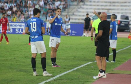 Nacho Castro da órdenes a Rubén del Campo y Jon Ceberio en un parón del partido del sábado con la AD Ceuta. 